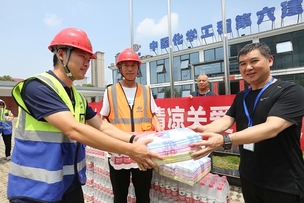 烈日炎炎！襄州區(qū)人民醫(yī)院赴建筑工地送清涼