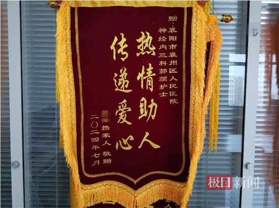 【極目新聞】護(hù)士雨中護(hù)送腹痛女孩輾轉(zhuǎn)兩家醫(yī)院就醫(yī)，女孩：她像救星一樣